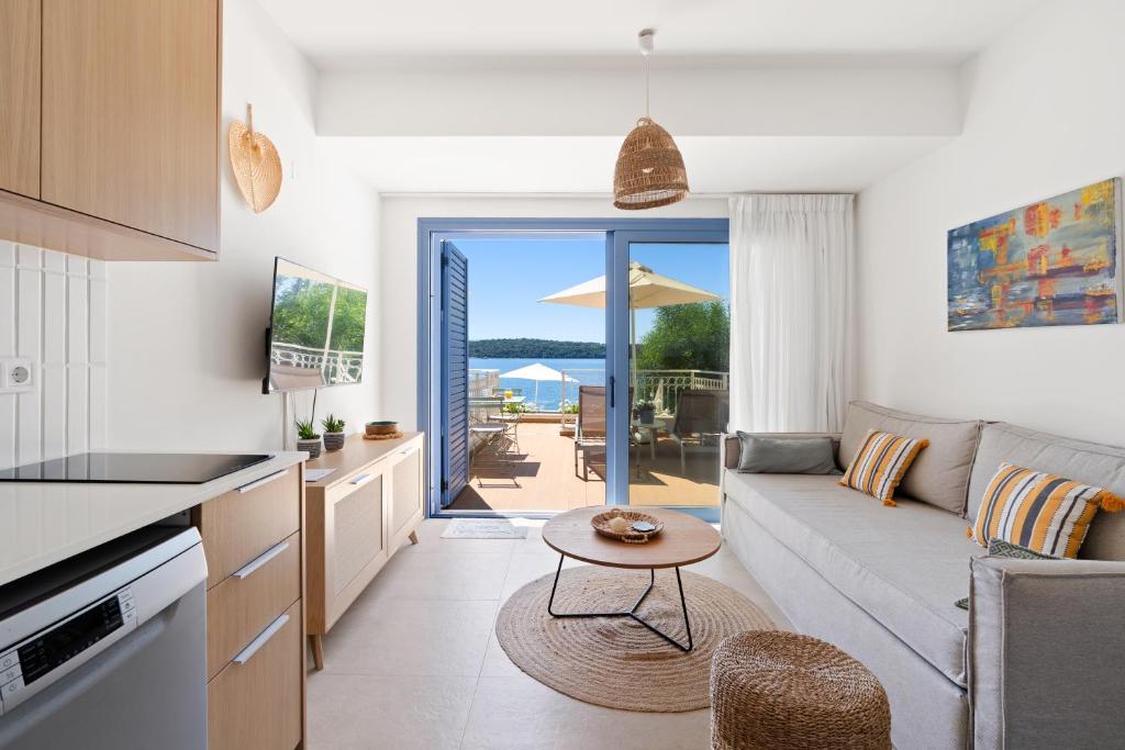 Η κουζίνα ή μικρή κουζίνα στο Greek Beach House Complex A1