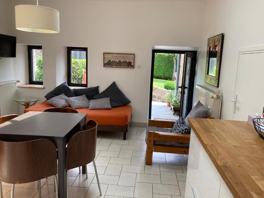 un salon avec un canapé et une table dans l'établissement Gîte le Chiniacum, à La Celle-sous-Gouzon