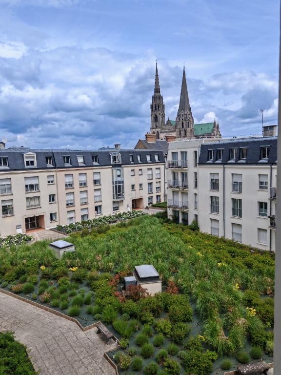 - une vue sur un bâtiment avec un toit vert dans l'établissement Le Bel Horizon, à Chartres