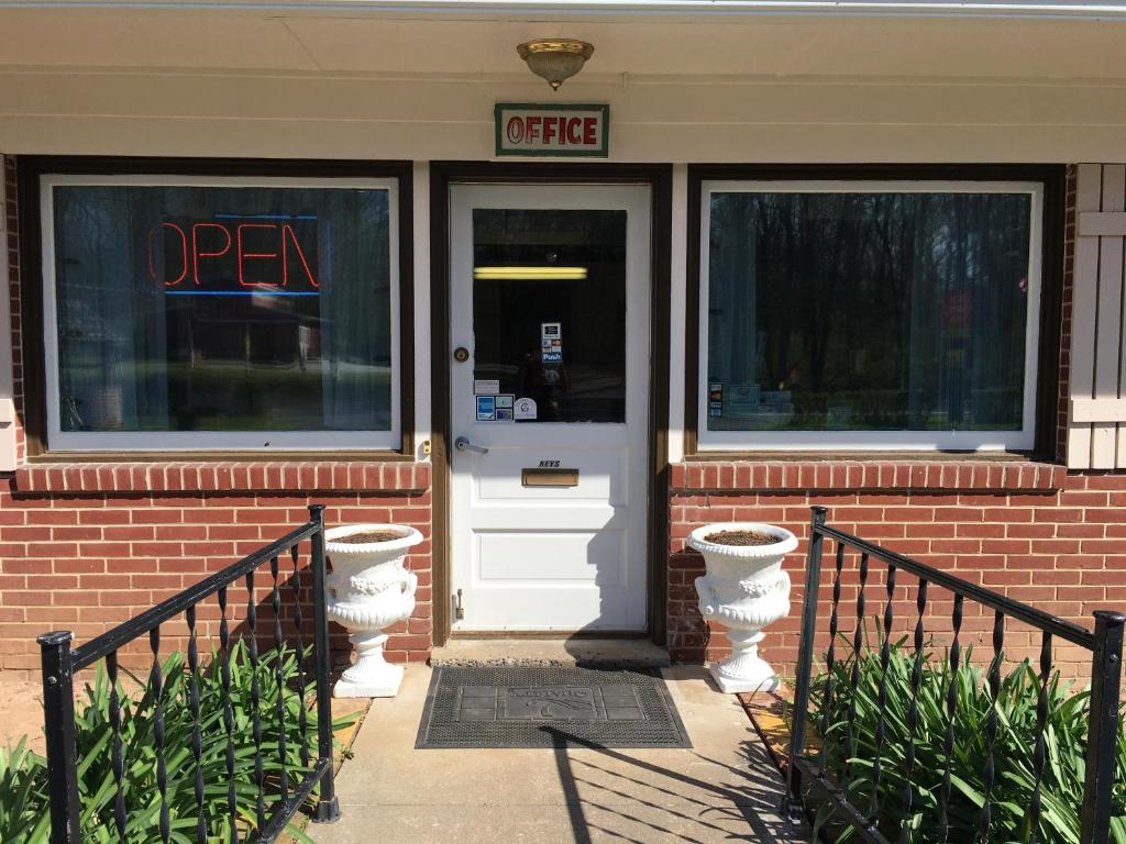 an open sign on the door of a store at Red Carpet Inn - Gettysburg in Gettysburg