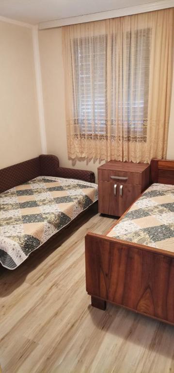 una camera da letto con due letti e una finestra di Vikendica Pavlović a Zatonje