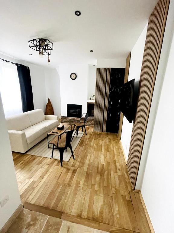 un salon avec un canapé et une table dans l'établissement Cozy-one, à La Celle-sous-Gouzon