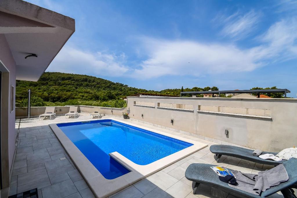 Piscina de la sau aproape de Villa Fermaj