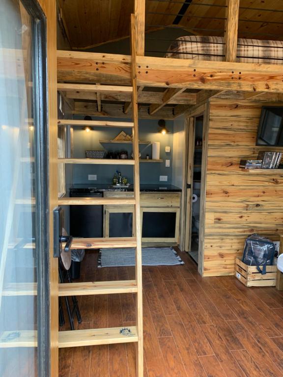 Palanda nebo palandy na pokoji v ubytování Off-Grid High Noon Cabin in the Woods