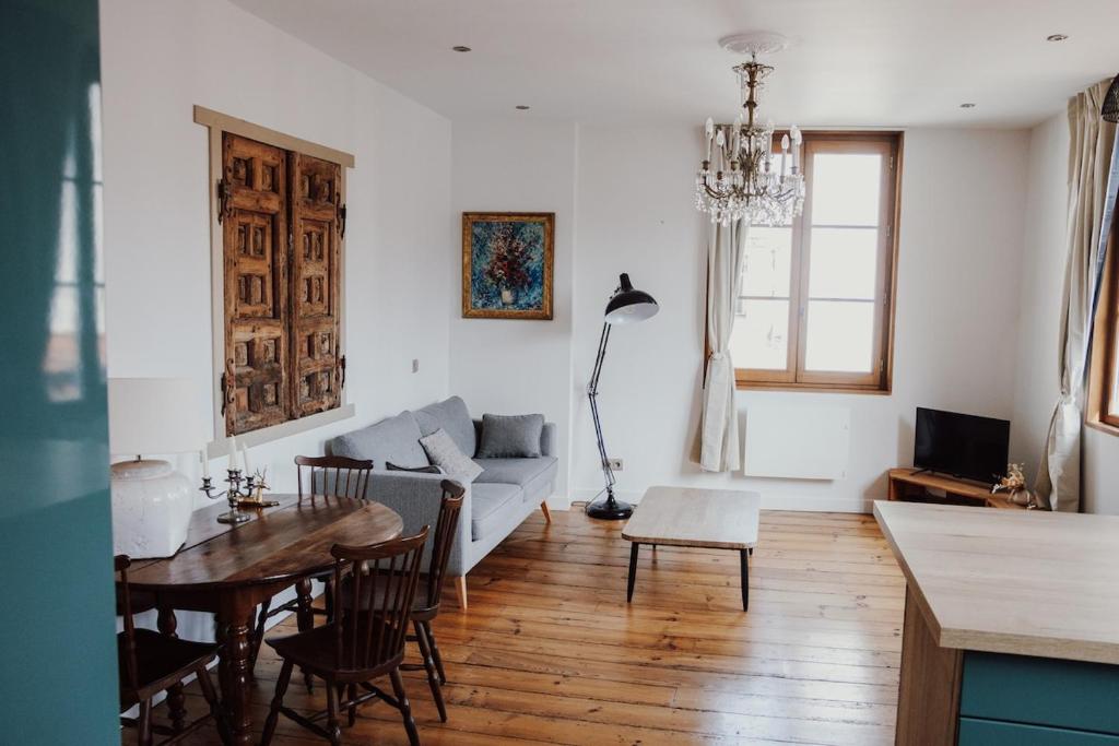 un salon avec un canapé et une table dans l'établissement Appartement de Charme hypercentre Bayonne, à Bayonne