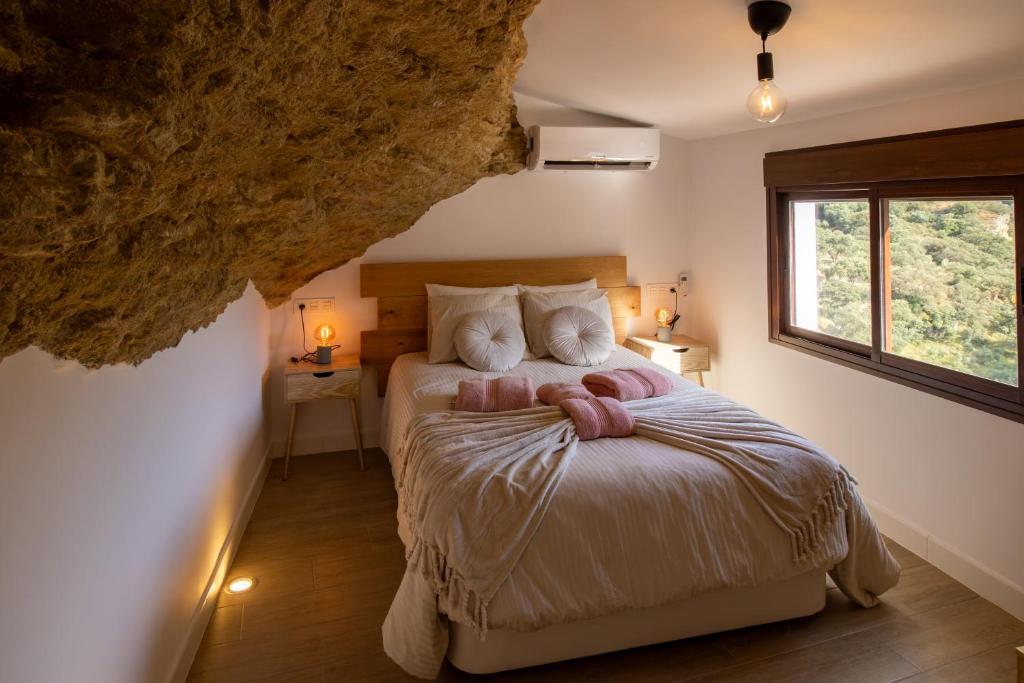 Ένα ή περισσότερα κρεβάτια σε δωμάτιο στο El Secreto de Setenil