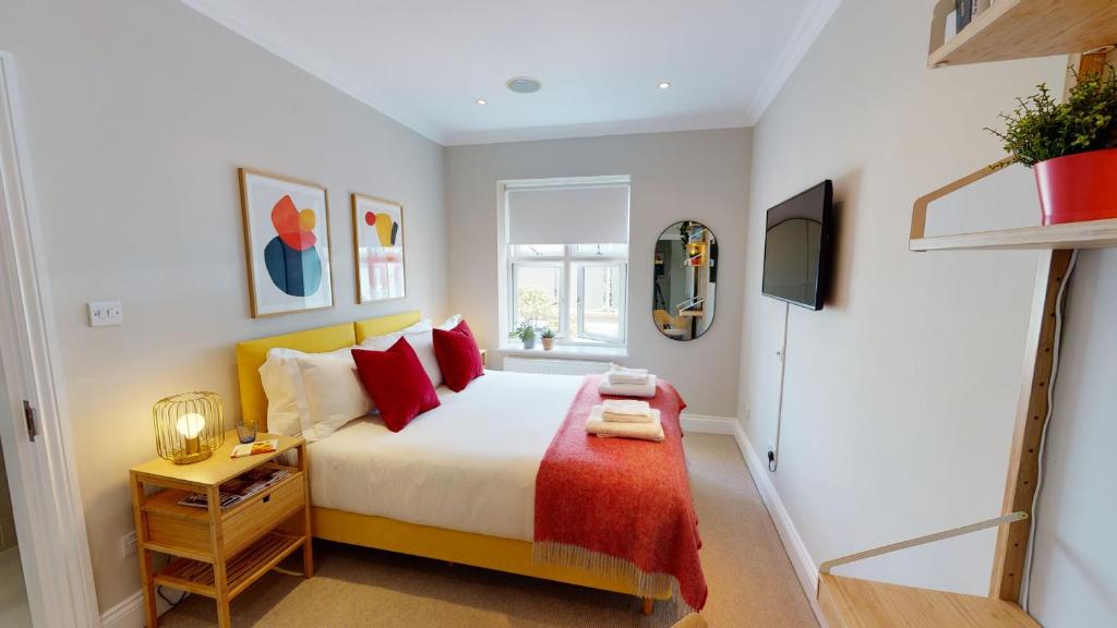 Giường trong phòng chung tại Madison Hill - White Hill House 4 - 2 bedroom flat