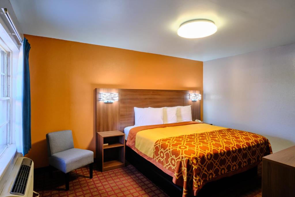 Postel nebo postele na pokoji v ubytování Economy Inn