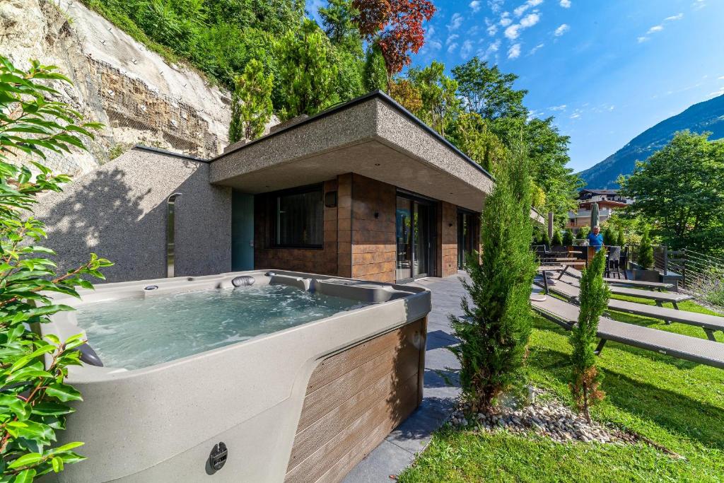 a hot tub in the backyard of a house at Residence Chalet Riad in Saltusio