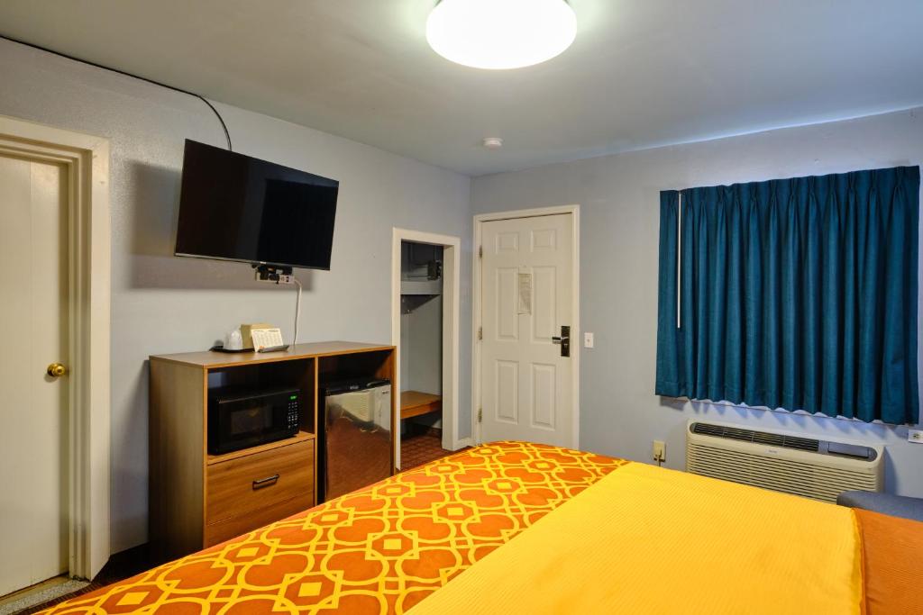 Postel nebo postele na pokoji v ubytování Economy Inn