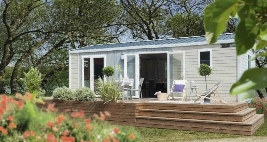 una casetta con portico e terrazza di Camping 4 étoiles - Piscine - eeebgi a La Faute-sur-Mer