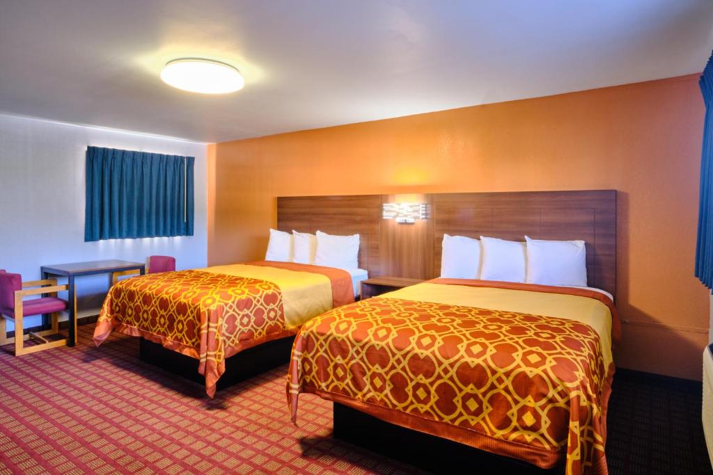 Postel nebo postele na pokoji v ubytování Economy Inn