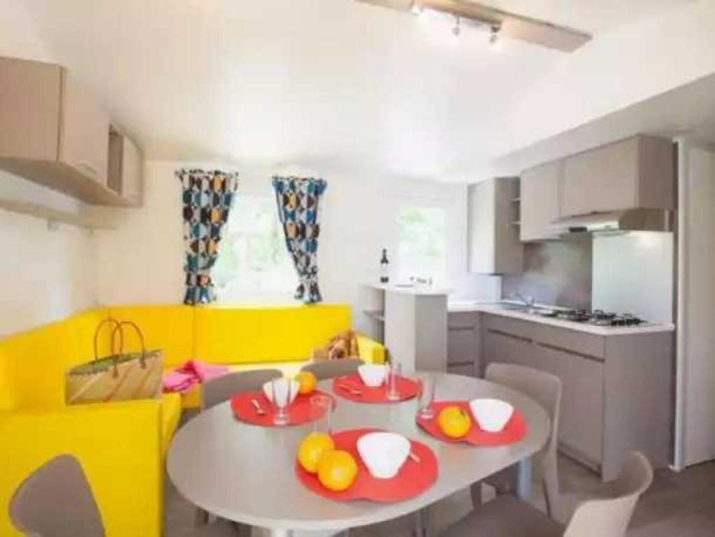 Kuchyň nebo kuchyňský kout v ubytování Camping 4 étoiles - Piscine - eed0fi