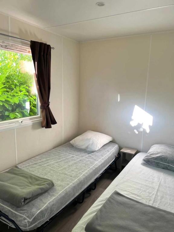 Postel nebo postele na pokoji v ubytování Camping 2 étoiles - ccbabhg