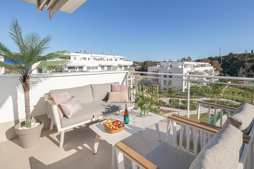 Balkón alebo terasa v ubytovaní Apartment La Cala With Pool - Happy Rentals