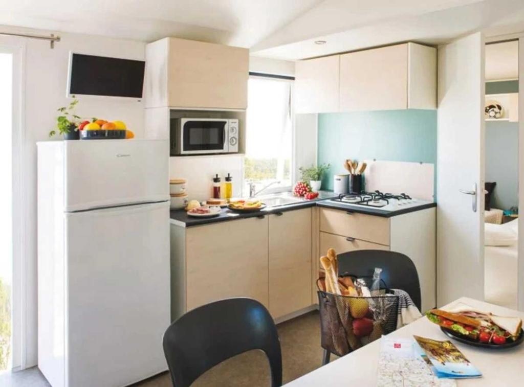 Kuchyň nebo kuchyňský kout v ubytování Chalet 4 étoiles - Piscine - efa00d