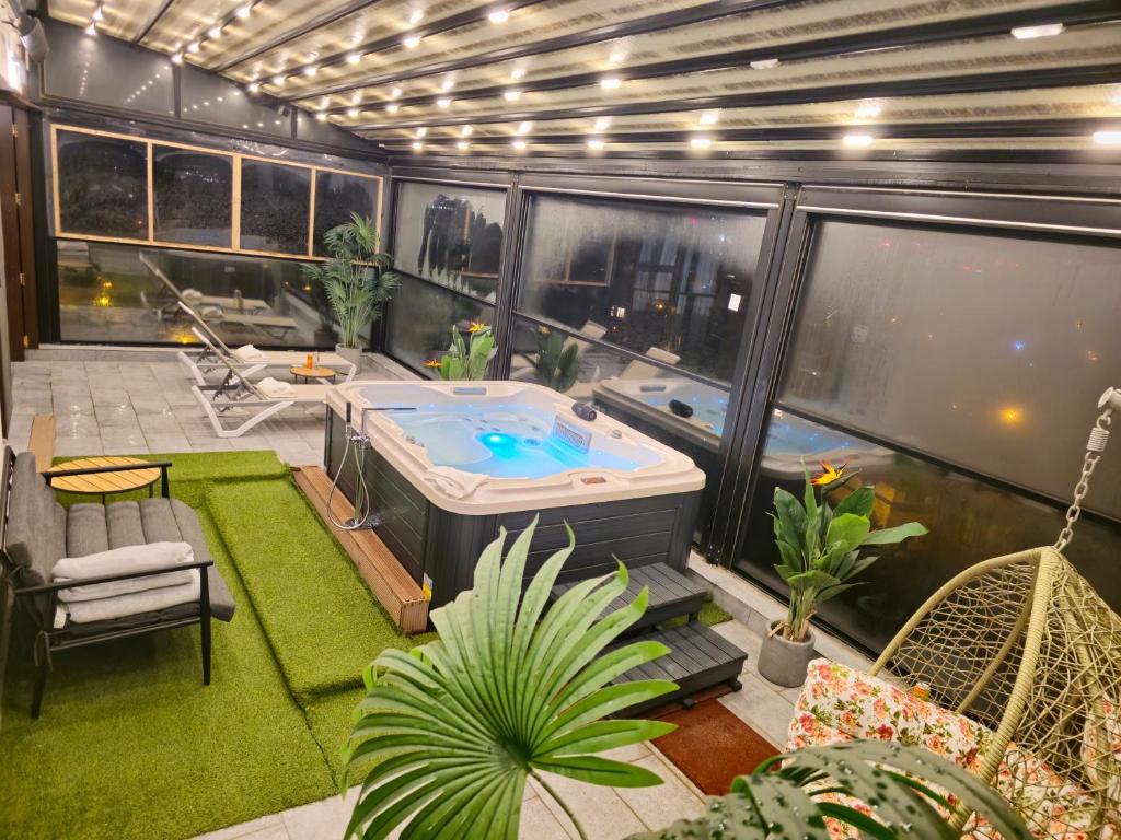 Crown Penthouse - Luxurious, Spa & Vista , by Uni88 ApartHotel - Resim 18