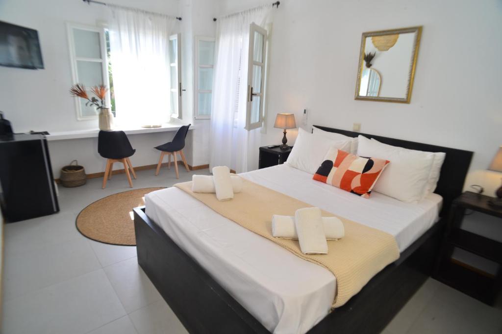 una camera con un grande letto di Axilleion Boutique Hotel a Ermoupoli