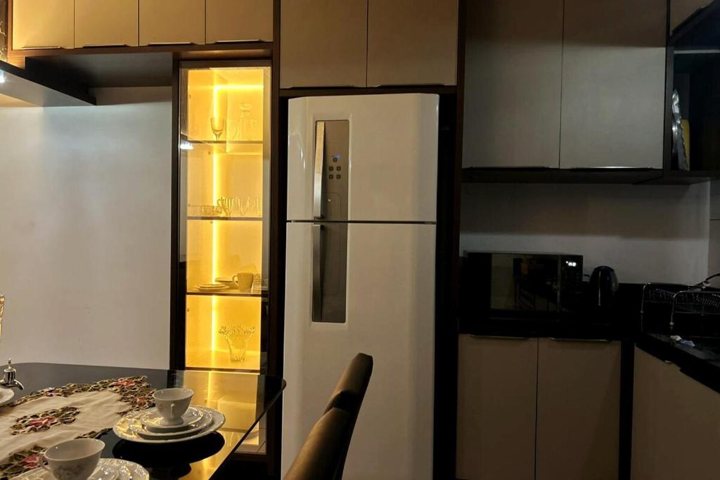 Casa aconchegante em Naviraiにあるキッチンまたは簡易キッチン