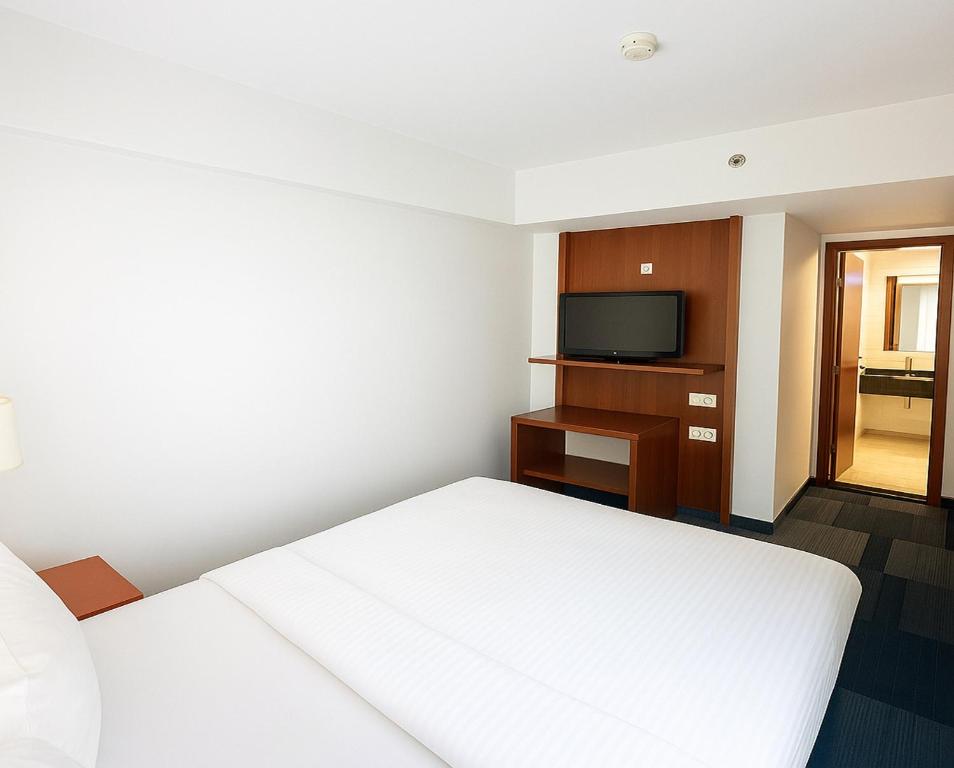 A bed or beds in a room at Taxim Express Bosphorus Hotel