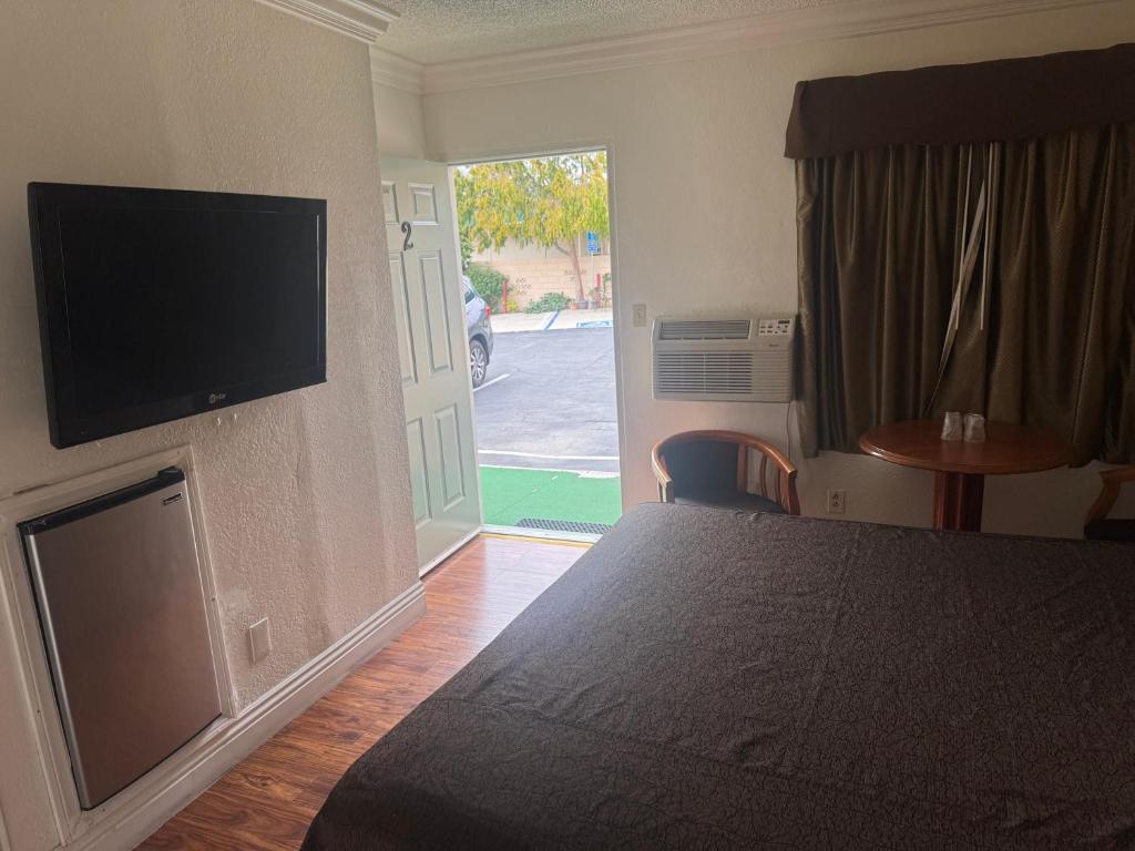 TV a/nebo společenská místnost v ubytování Haystack Motel