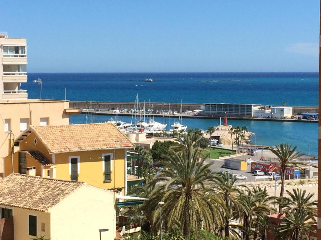 a view of a marina with buildings and palm trees at Palasiet in Villajoyosa