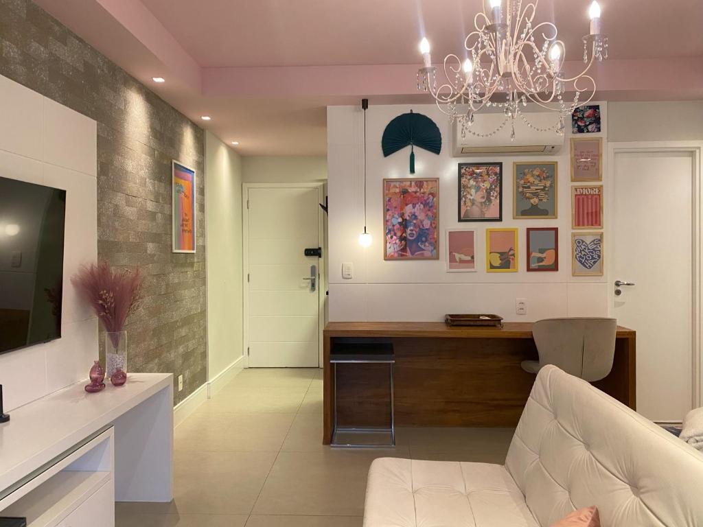 a living room with a couch and a desk at Cristal Studio Brooklin aero CGH Berrini in Sao Paulo