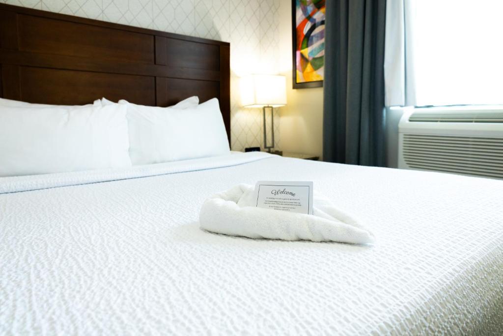 Postel nebo postele na pokoji v ubytování Quality Inn & Suites