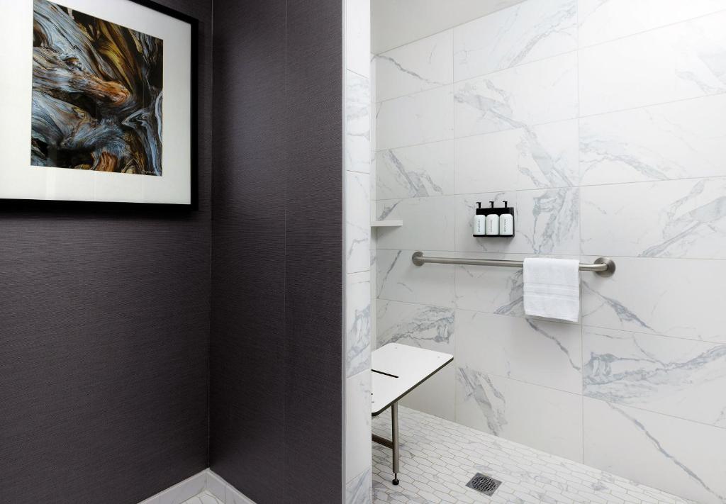 J Resort - King Room With Roll-In Shower - Disability Access