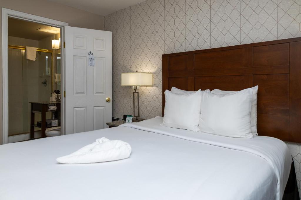 Postel nebo postele na pokoji v ubytování Quality Inn & Suites