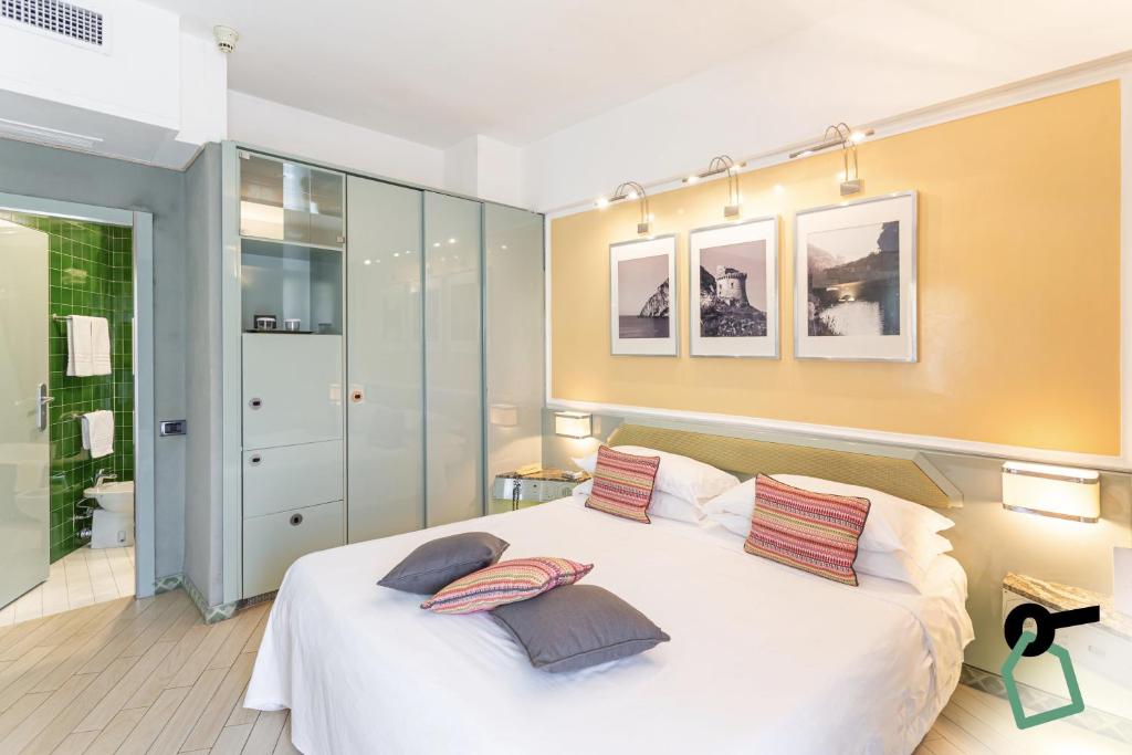 Postel nebo postele na pokoji v ubytování HOTIDAY Room Collection - Circeo