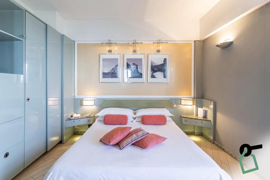 Postel nebo postele na pokoji v ubytování HOTIDAY Room Collection - Circeo