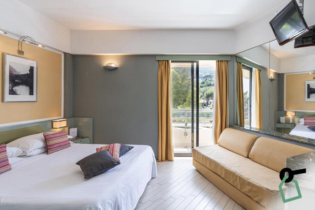 Postel nebo postele na pokoji v ubytování HOTIDAY Room Collection - Circeo