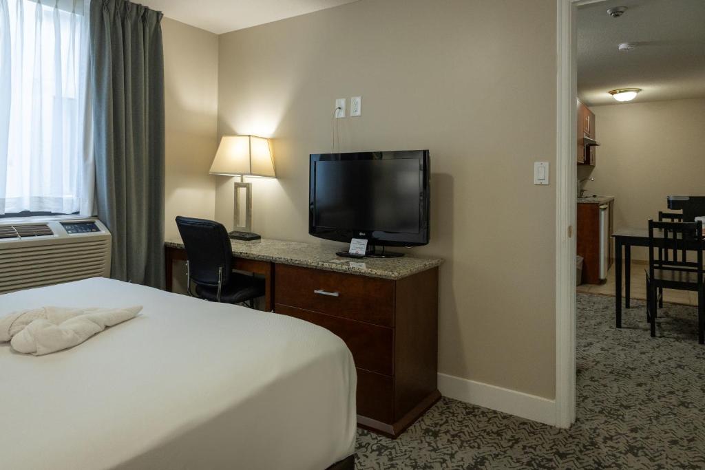 TV a/nebo společenská místnost v ubytování Quality Inn & Suites