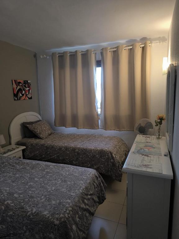 Postel nebo postele na pokoji v ubytování Sea view cozy apartment with pool