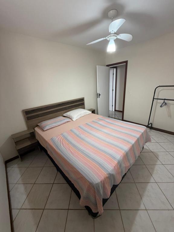 Postel nebo postele na pokoji v ubytování Apartamento 03 quartos na Praia do Morro - Edifício Beira Mar