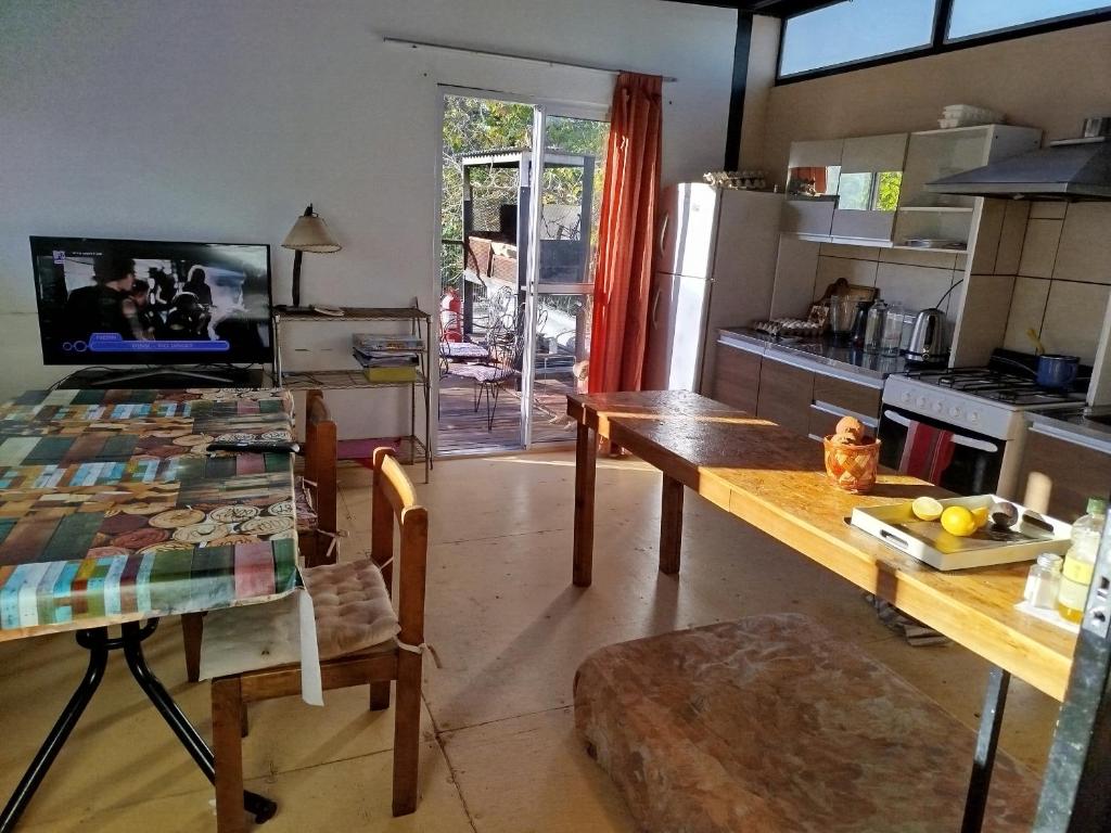 una cucina con un tavolo e una sala da pranzo di La Casona a Mendoza