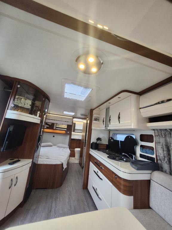 Kuchyň nebo kuchyňský kout v ubytování Caravan Hobby