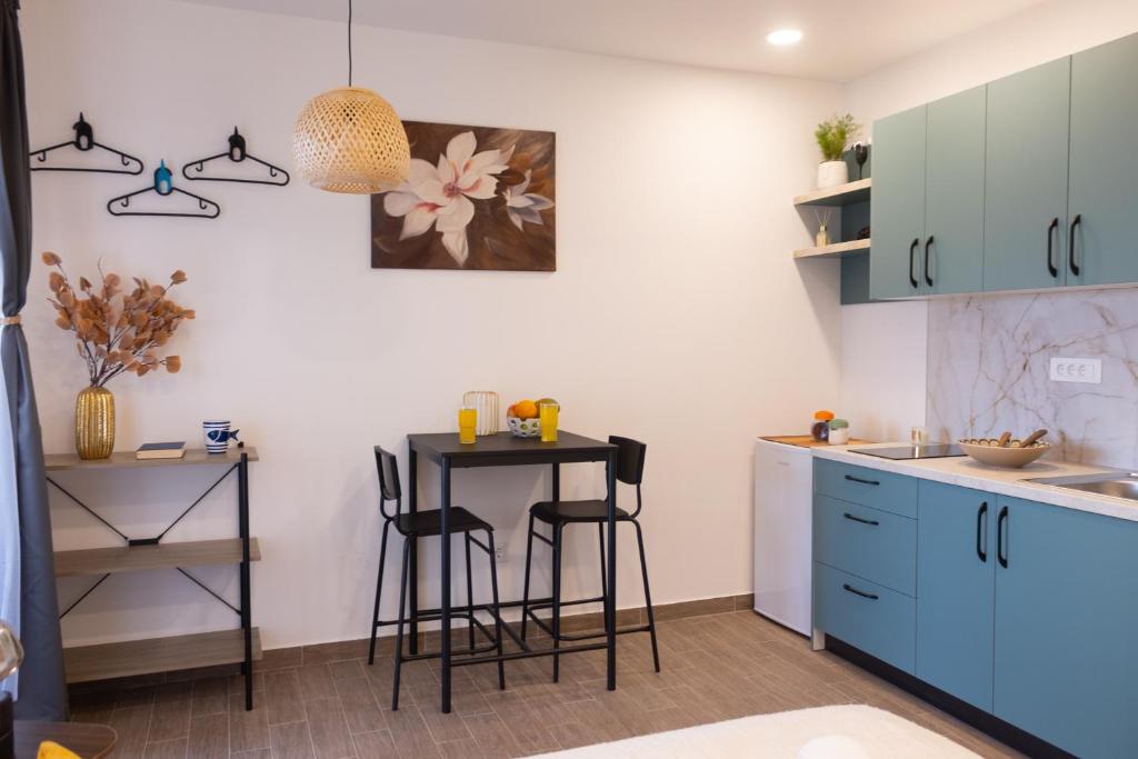 杜布罗夫尼克Anita的厨房配有小桌子和凳子