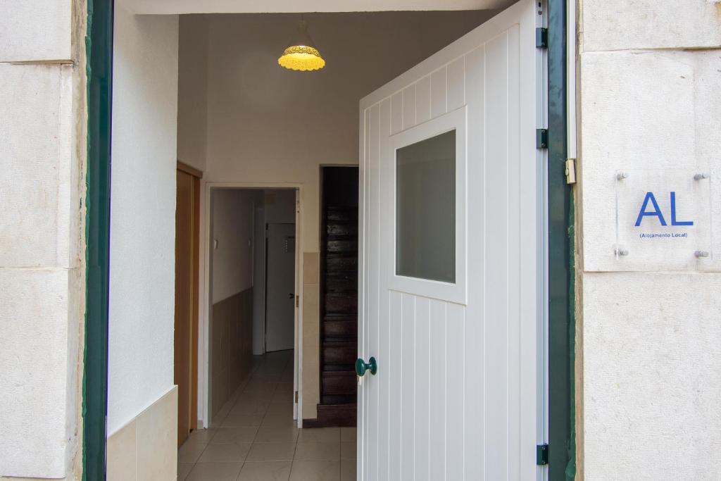 una porta aperta su un corridoio in un edificio di DuplexduBocage a Setúbal