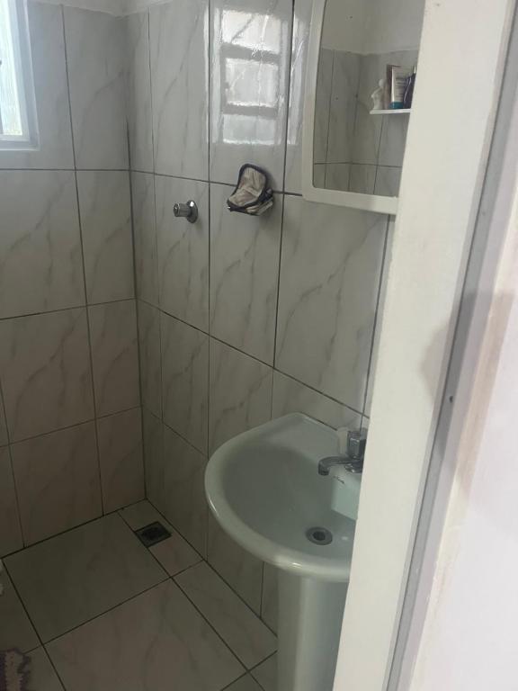 un piccolo bagno con lavandino e doccia di Luar a São Thomé das Letras