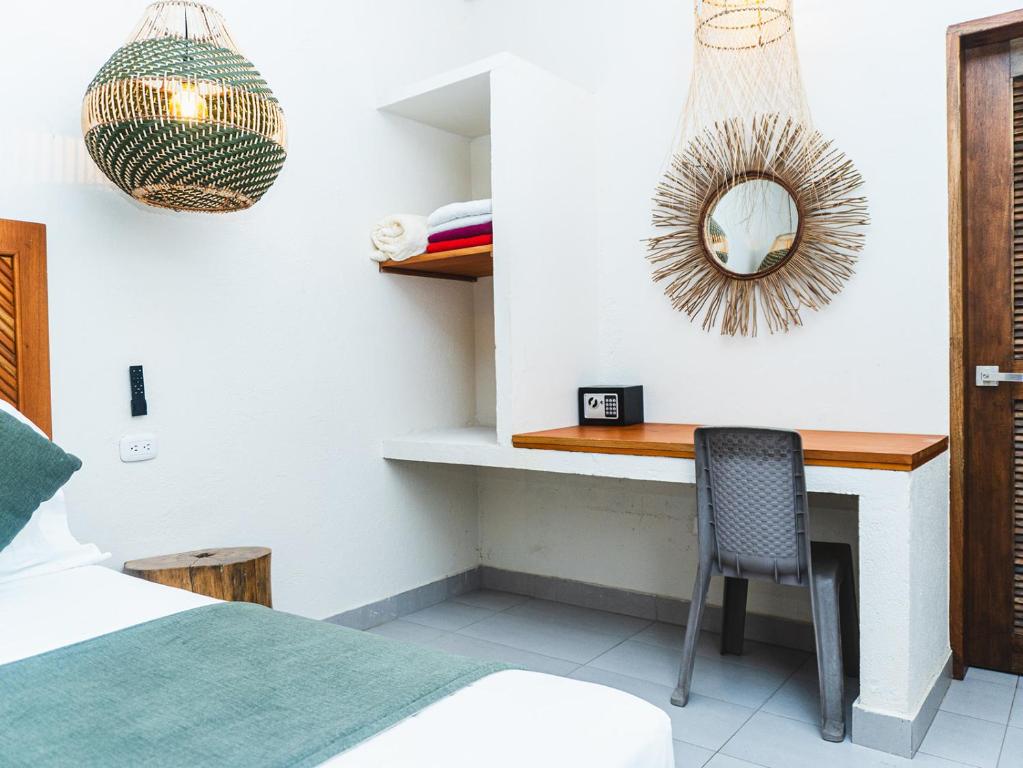 Ein Bett oder Betten in einem Zimmer der Unterkunft Huku Beach Hostel