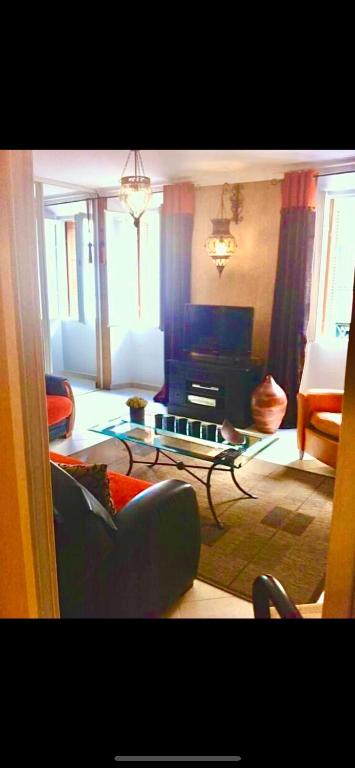 un salon avec un canapé et une table basse dans l'établissement Appartement plein centre tout confort LOCATION DE SAMEDI A SAMEDI de juin à septembre, à Ajaccio