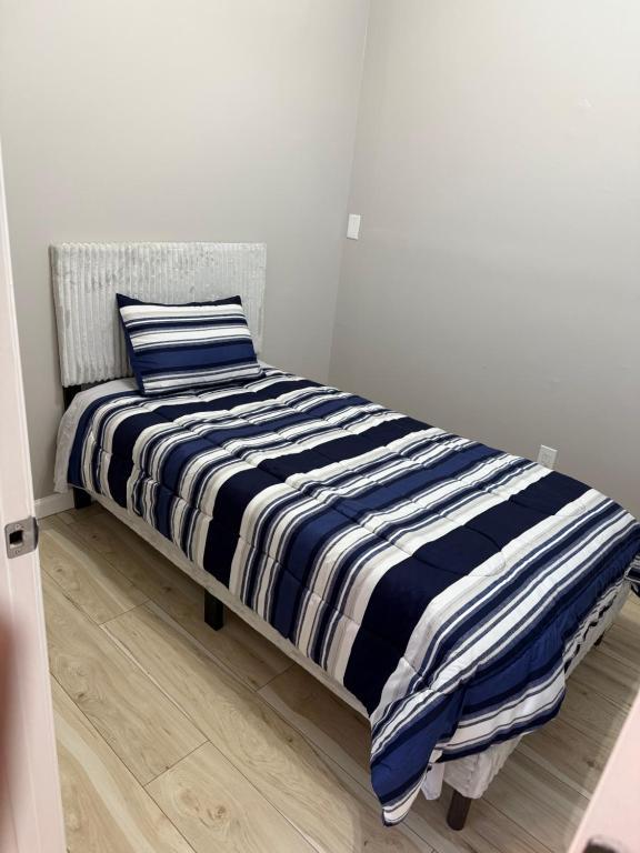 Katil atau katil-katil dalam bilik di Modern Apartment 3BR 1BD West New York 15 minutes to NYC