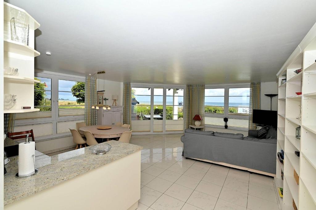 a living room with a couch and a table at Skandinavienblick-1-5-Strandstern in Hohwacht