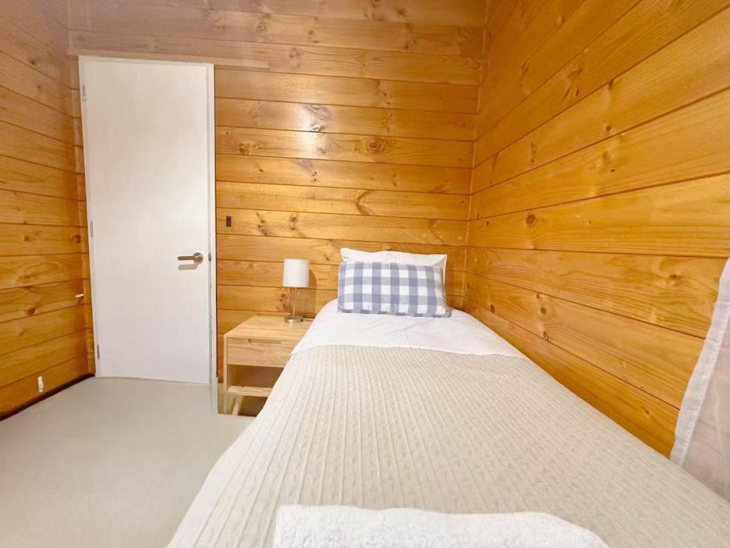 Postel nebo postele na pokoji v ubytování Orewa Motor Lodge