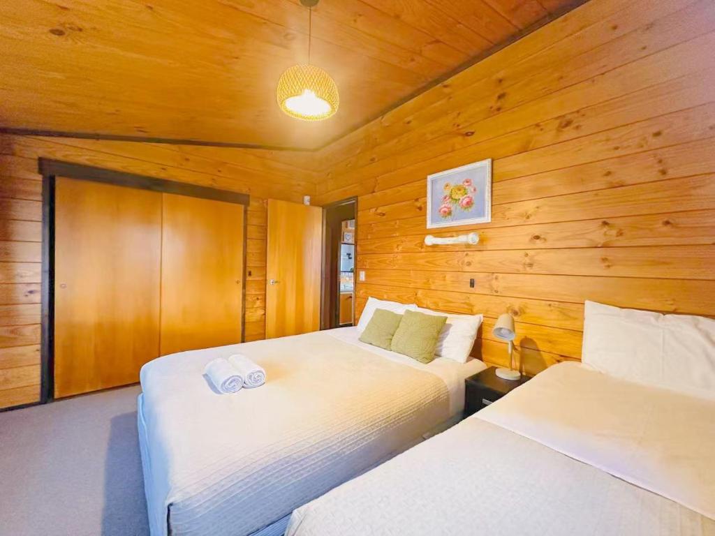 Postel nebo postele na pokoji v ubytování Orewa Motor Lodge