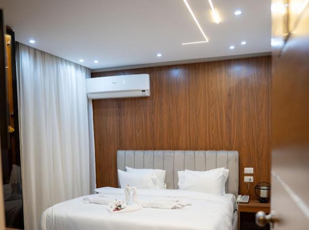 Postel nebo postele na pokoji v ubytování Tuya pyramids hotel