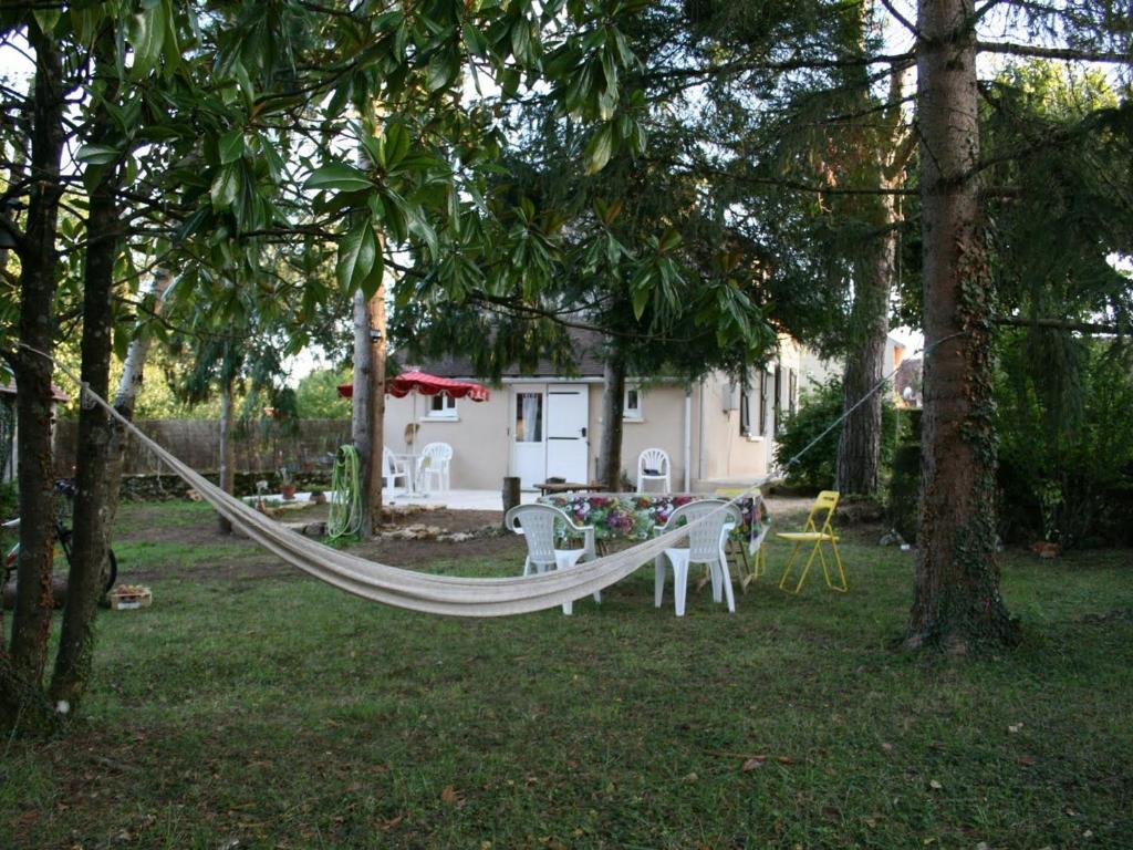 a hammock in a yard with a house at Charmante maison dans le Parc de la Brenne, idéale pour familles avec jardin, proche zoo et activités nature - FR-1-591-83 in Pouligny-Saint-Pierre