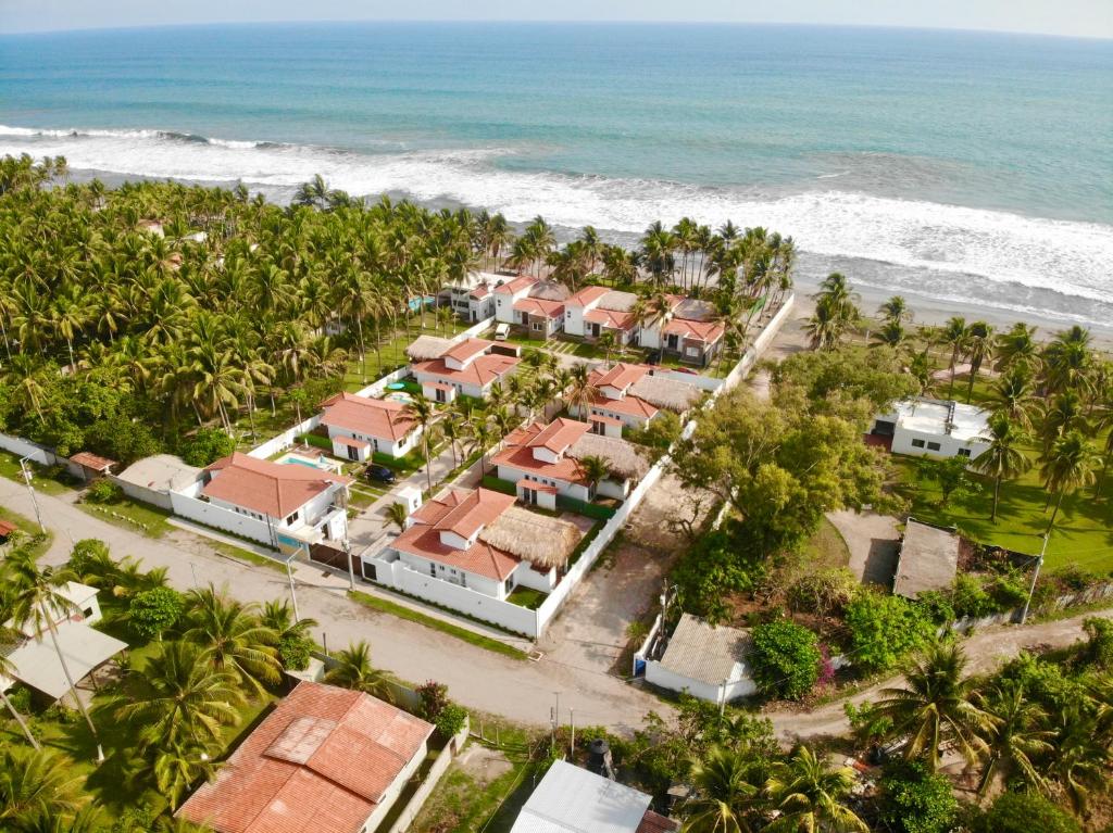 eine Luftaufnahme eines Resorts in der Nähe des Ozeans in der Unterkunft Villa Nakär - Oceanfront Luxury Villa in Playa Amatecampo, El Salvador in La Esmeralda